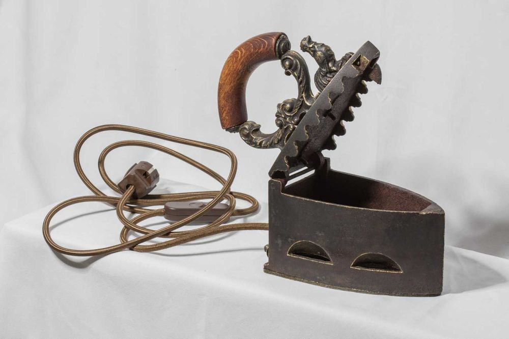 Старинна ютия - лампа