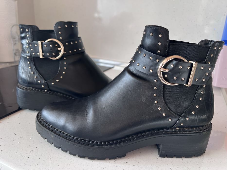 Боти Stradivarius със златни каишки