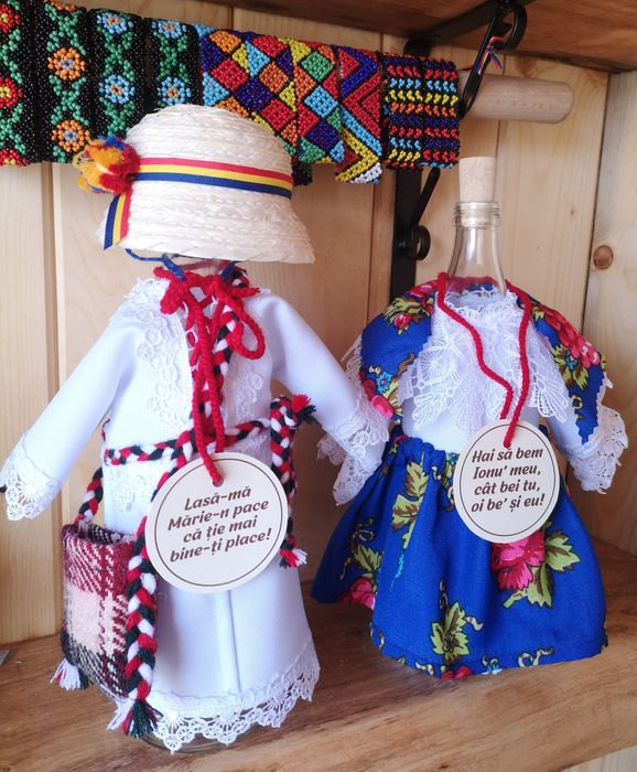 Sticle în straie populare de Maramureș, cuplu băiat și fata.