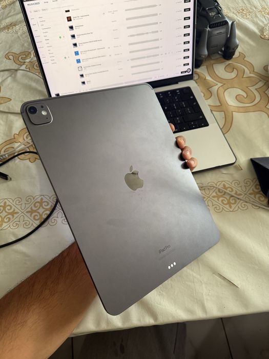 iPad Pro 13 512GB M4 с клавиатурой
