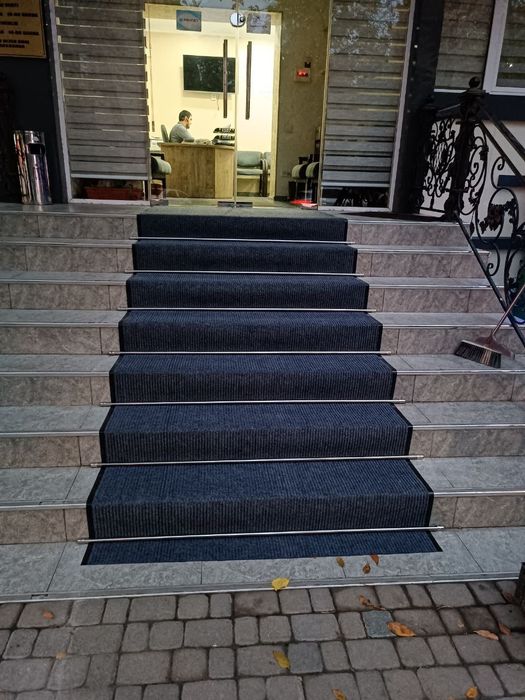Продаем/устанавливаем дорожки для лестниц