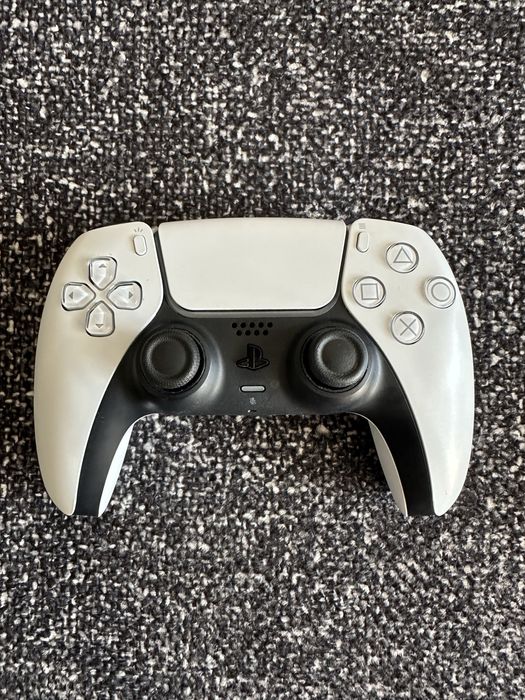 Consola PlayStation 5 Digital 825GB cu 2 controlere si dock de incarcare