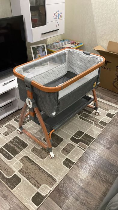 Манеж на колесиках