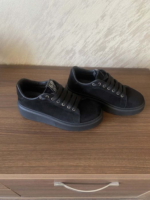 Велурени черни обувки