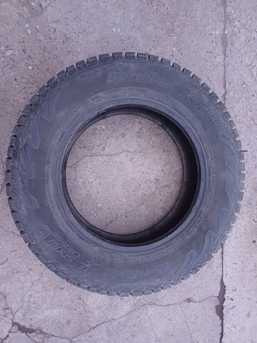 Продам шины шиповынные зимние комплект 4 штук