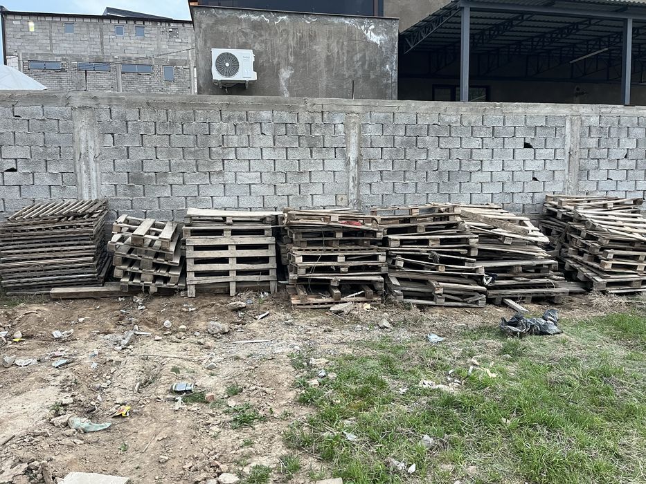 Деревянные поддоны и дрова