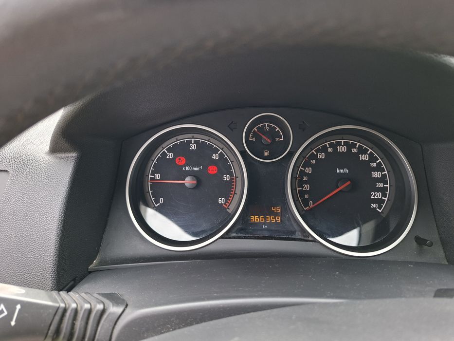 Vand Opel Astra H, an fabricatie 2009, echipat cu motorul 1.7 CDTI ecoFLEX.