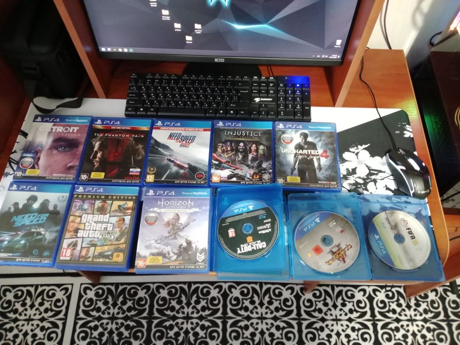 Продам PS4  эксклюзивная расцветка