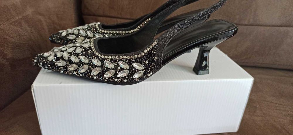 Черни полуотворен и официални обувки