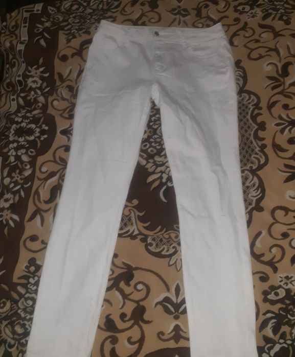 Vând blugi elastici