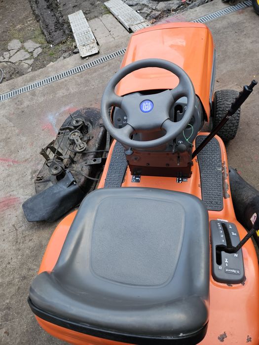 Tractoras de tuns iarba gazob Husqvarna LT 151