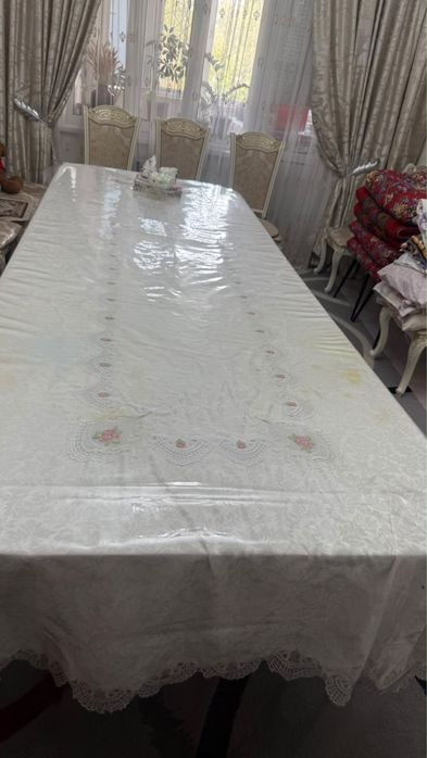 Холодильник и стол