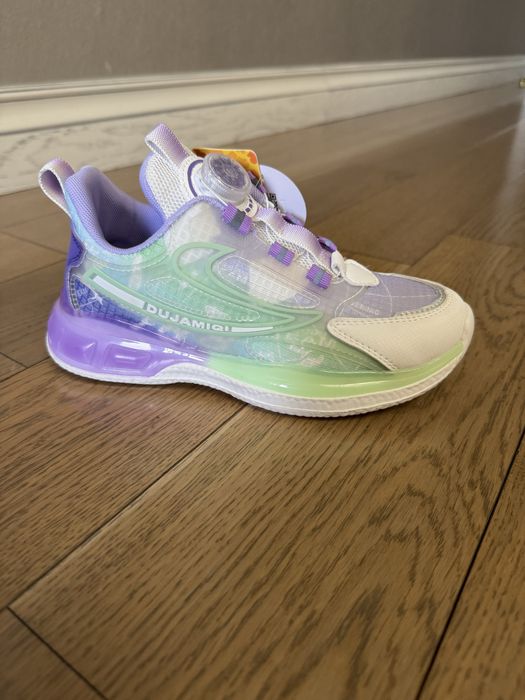 Кроссовки женские