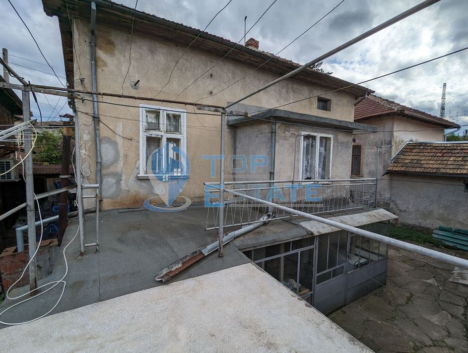 Две къщи в един двор в центъра на град Плачковци