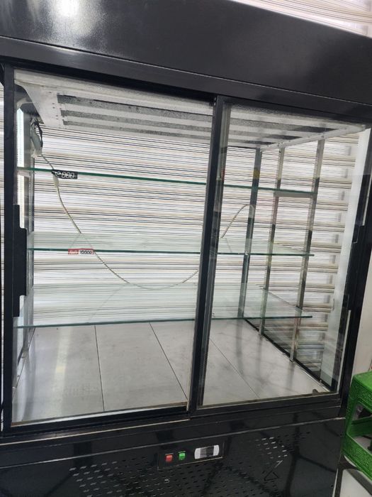 Oziq ovqat dukoni uchun polka va muzlatgichlar sotiladi