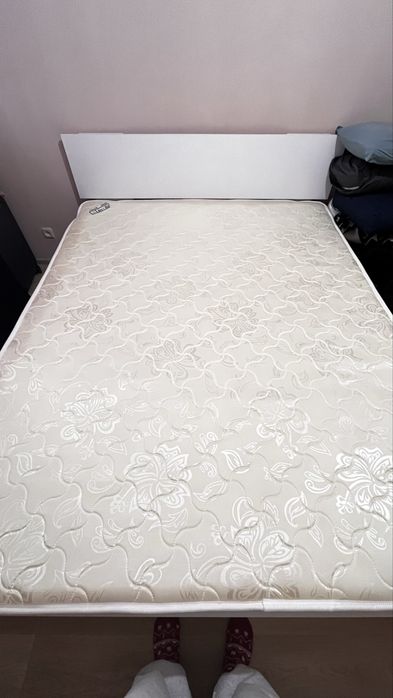 Кровать с матрасом 1600х2000