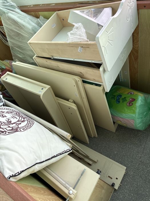 Детская кровать с комодом