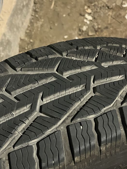 Продам резины 215 .55R18 зимние