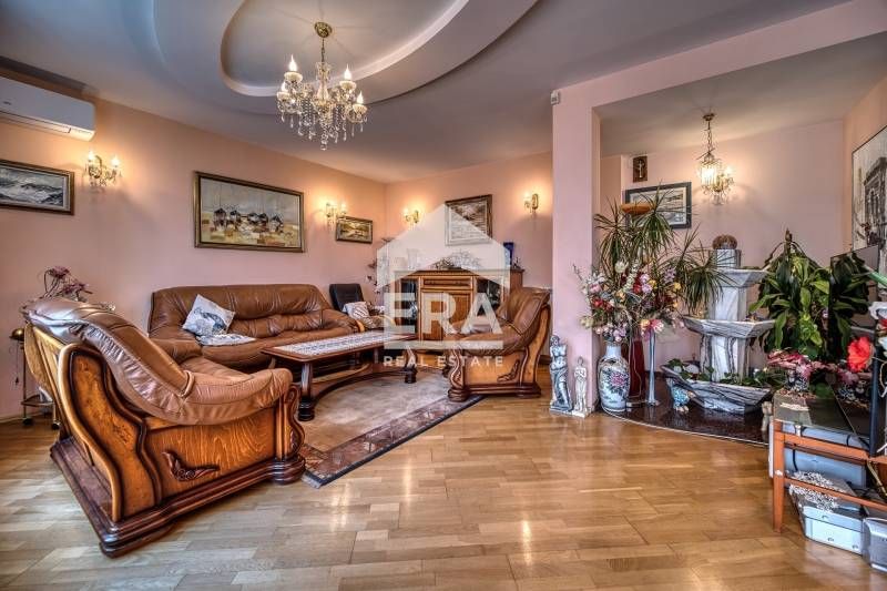 Продава се Къща в Варна, Бриз - 329 кв.м за 1535 €/кв.м - Снимка #11