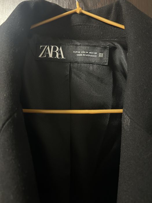 Продавам черно яке, практически ново.