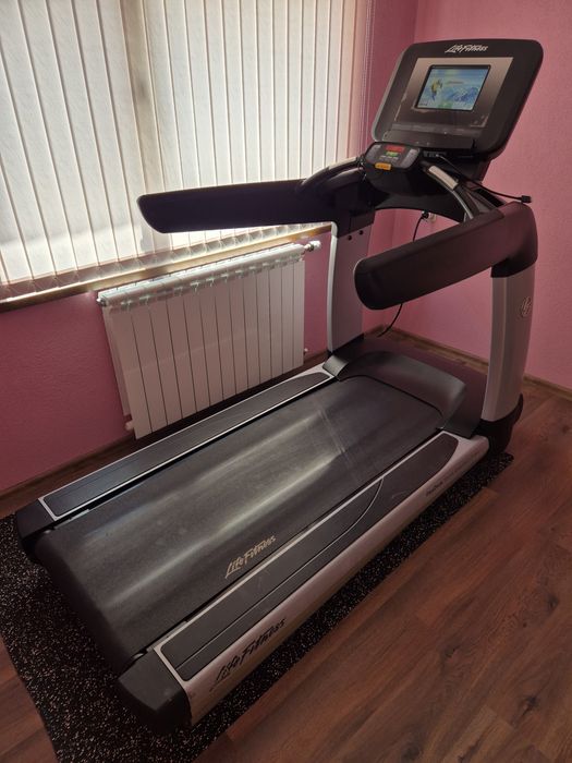 Професионална бягаща пътека Life Fitness 95T