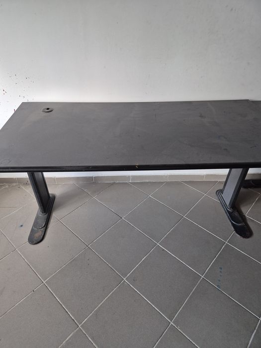Masa de birou culoare neagra.