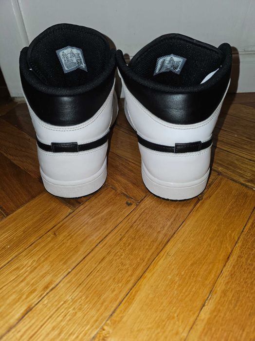 Vand JORDAN AIR 1 MID in stare foarte buna, purtati de maxim 3-4 ori
