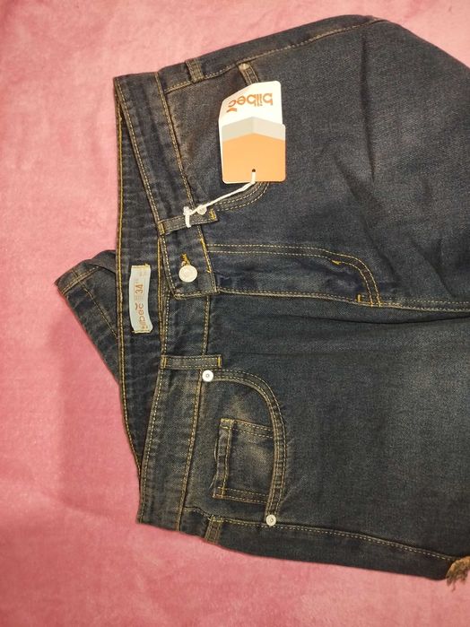 Дамски дънки тъмен деним с звездички, прав крачол, висока талия.