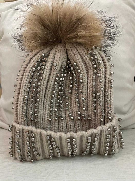 Много ефектна шапка с перли