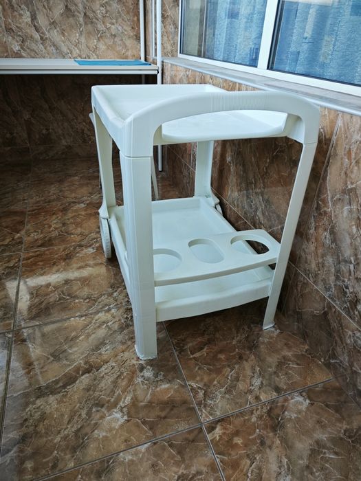 Продавам масичка за сервиране