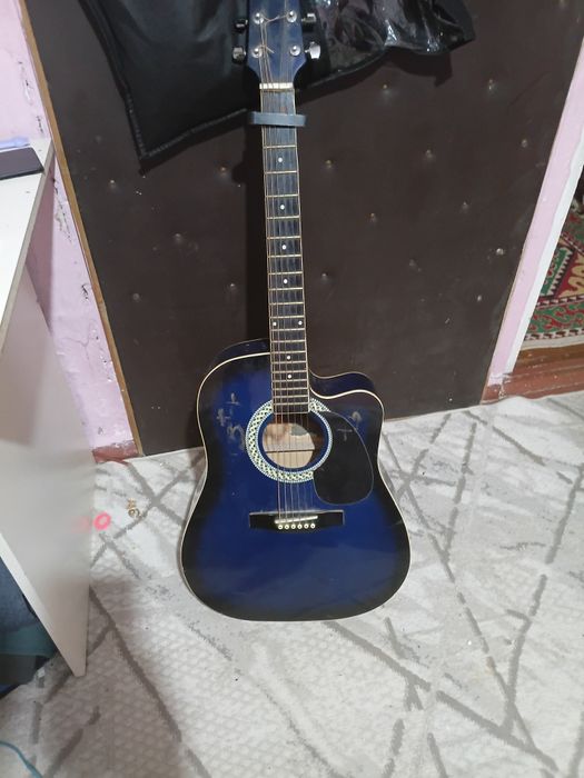 Продам акустическую гитару