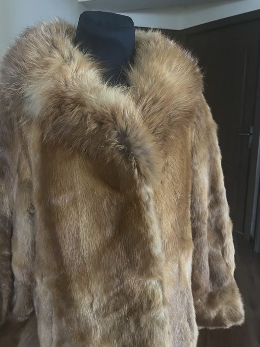 Haina superba de blana naturala de nurca cu guler de vulpe
