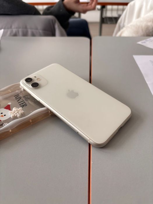 Iphone 11, aproape impecabil
