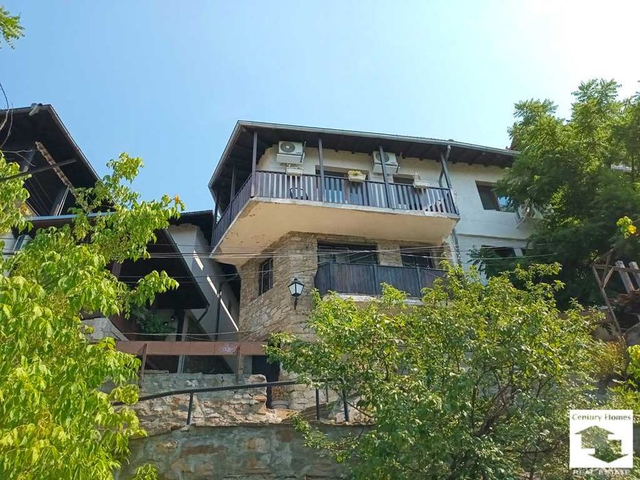 104952 Панорамен тристаен апартамент в центъра на В. Търново