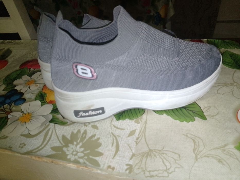 Отдам даром обувь размер 37_38