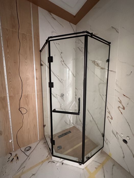 Установка душевых кабин и стеклянных ограждений и перила для лестницы