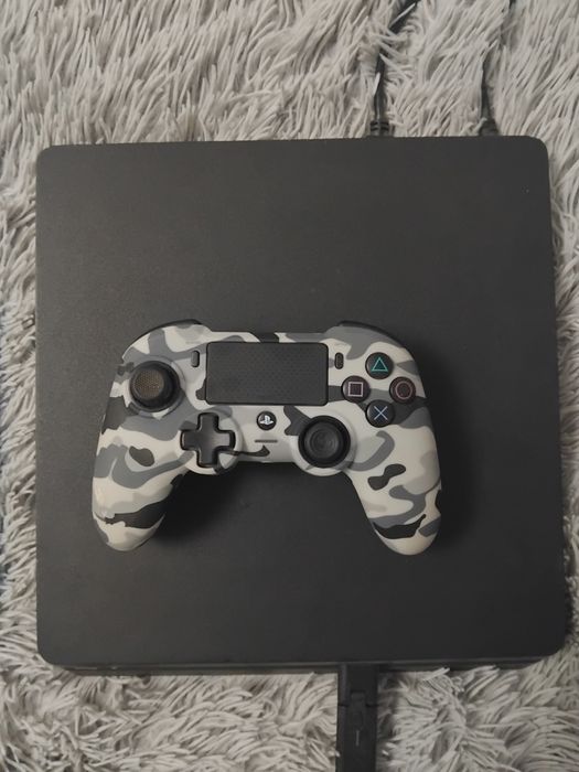 vând PS 4 , cu 2 jocuri și o maneta