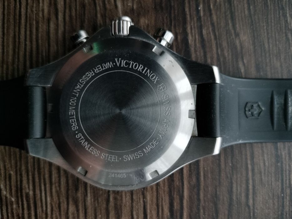 Продавам часовник Victorinox
