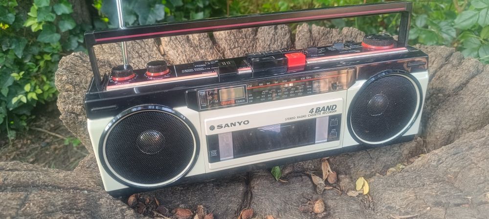 Radiocasetofon Sanyo,complet functional si bine conservat pt varsta lui!