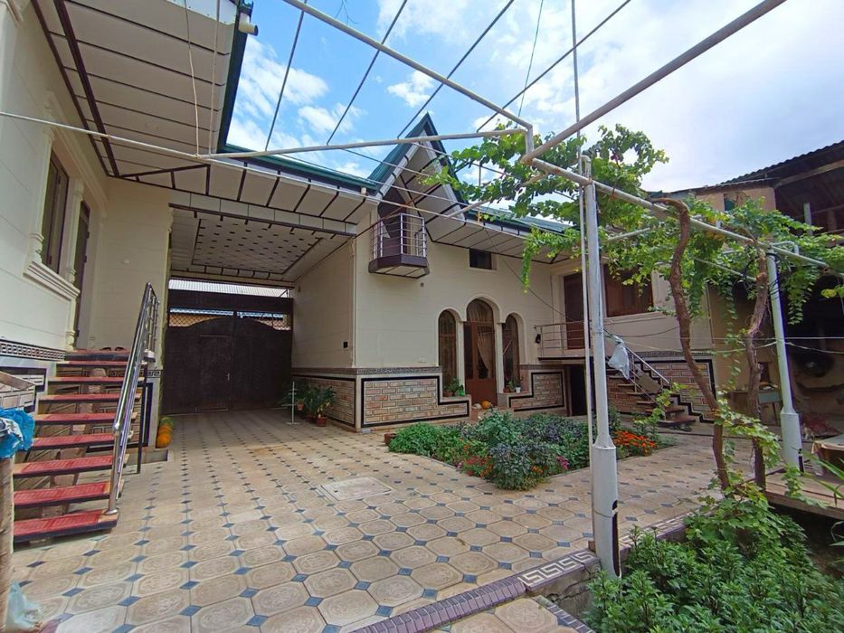 Uy sotiladi yaxshi joyda joylashgan