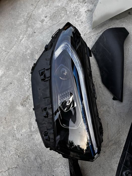 Far dreapta. tragher mercedes eqa.