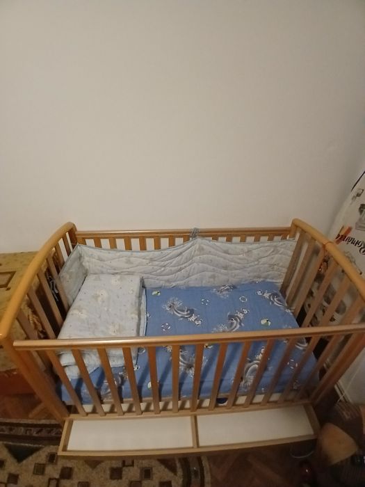 Pătuț din lemn folosit