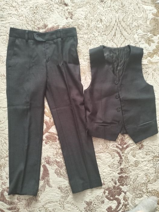 Продам костюм серого цвета.