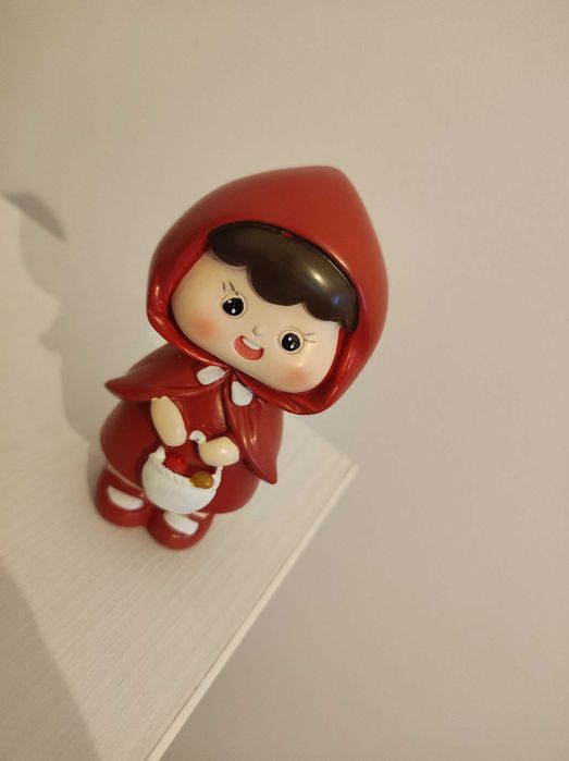 Ornamente, Scufita Rosie