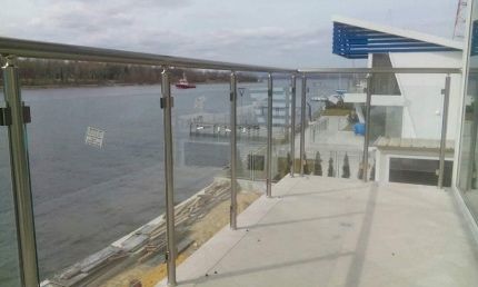 Алуминиеви парапети със стъкло