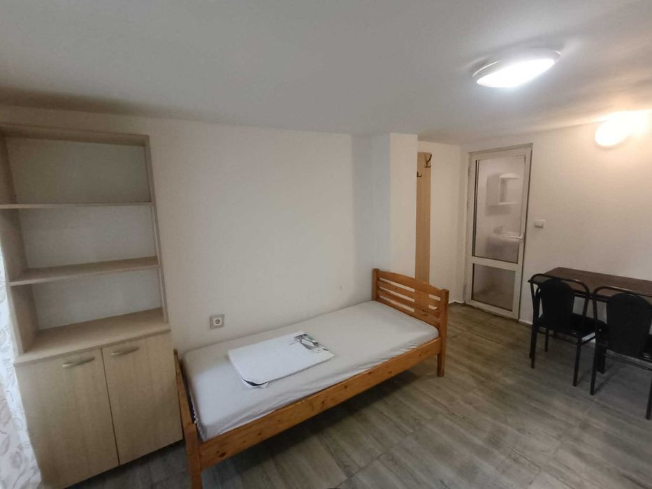 Давам самостоятелна стая под наем