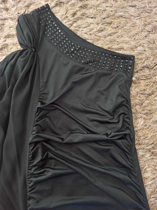 Къса черна рокля