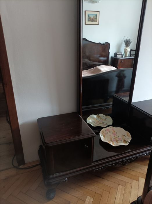 Vând corp elegant din lemn lacuit cu oglinda cu 2 noptiere