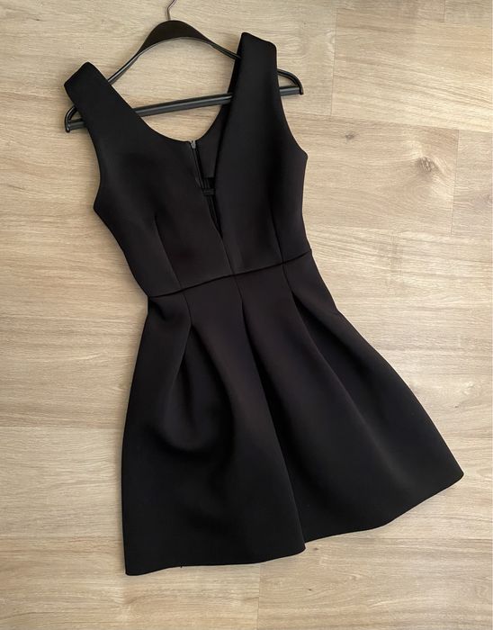 Черна рокля с V образно деколте