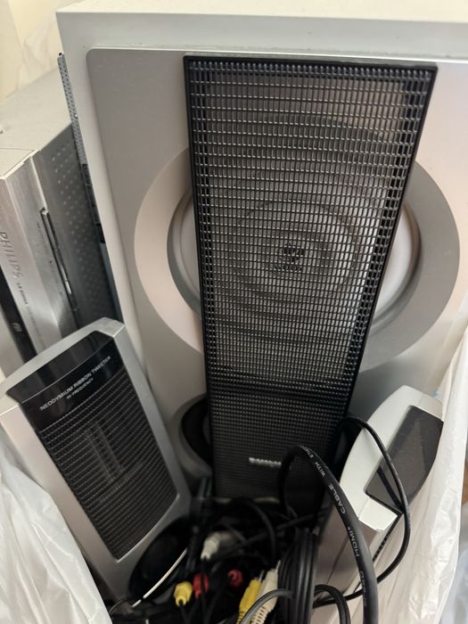 Телевизор + колонки philips + проигрыватель